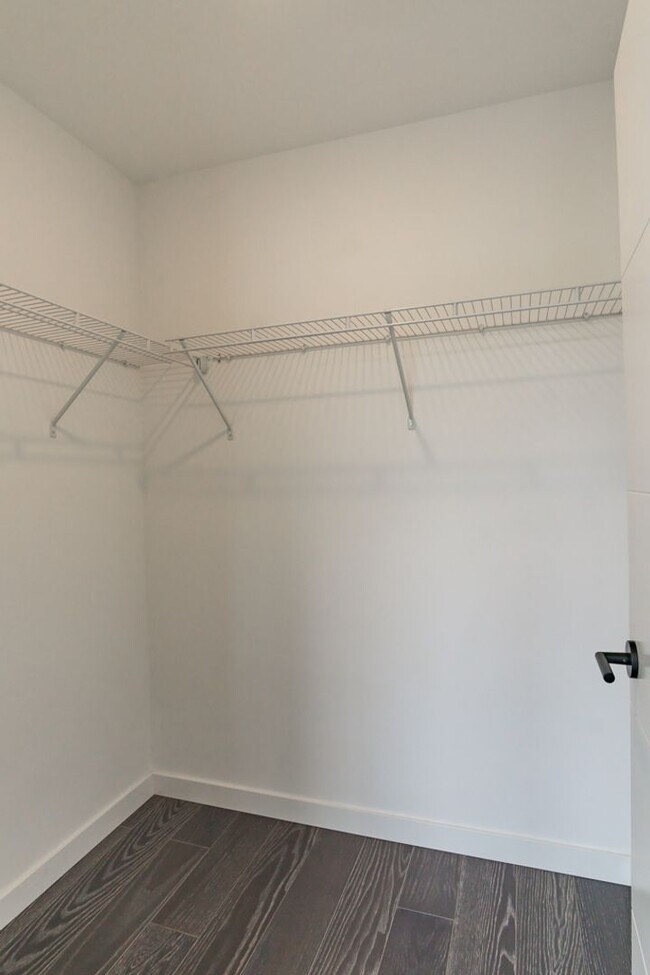 Building Photo - 2Bd/1.75Ba Seattle Townhome