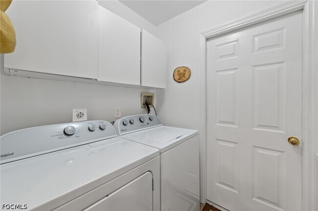 Building Photo - 2305 SW 19th Pl