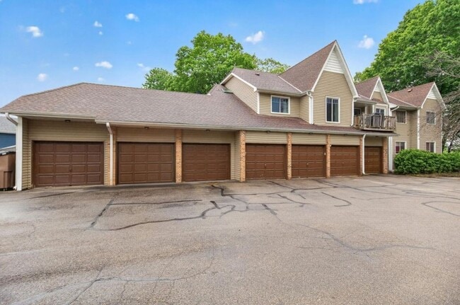 Building Photo - Newly Remodeled 2Bed 1Bath Townhome in Prior Lake!