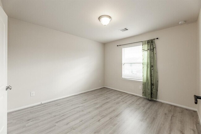 Building Photo - 7131 Pavilion Dr