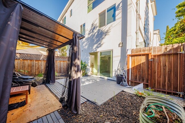 Building Photo - 1119 N Berendo St
