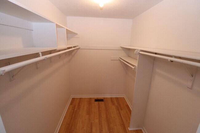 Building Photo - Beautiful Home on Cul-de-Sac with Large Fe...