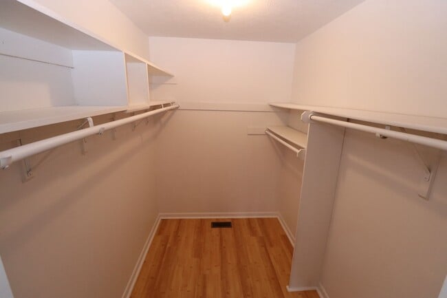 Building Photo - Beautiful Home on Cul-de-Sac with Large Fenced in Backyard