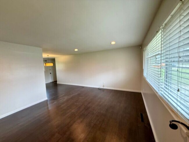 Building Photo - Charming 3 Bed, 2 Bath Ranch