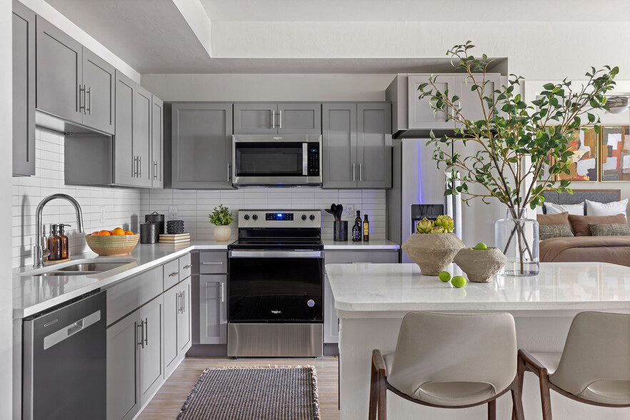Spacious kitchen with island - Estero Vista