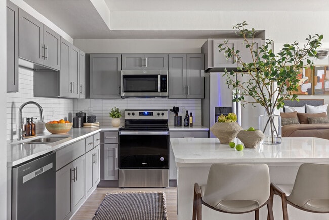 Spacious kitchen with island - Estero Vista