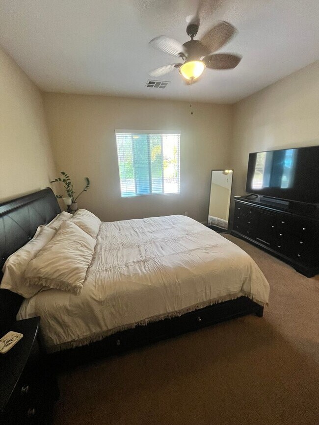 Building Photo - Fully?Furnished 4?Bed?|?3?Bath Pool Home i...