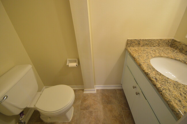 Building Photo - 2 Bed/1.5 Bath in Washington Square! AVAIL...