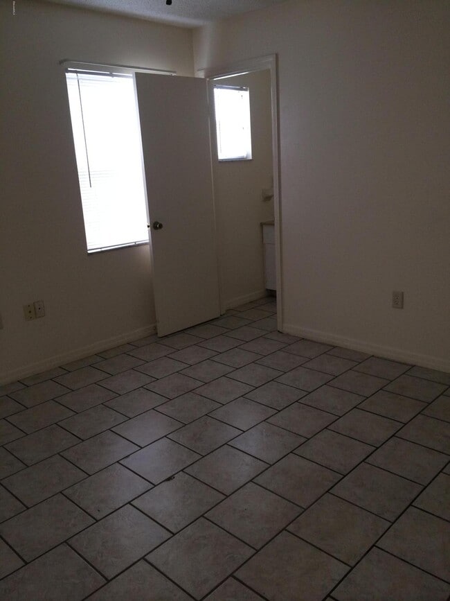 Building Photo - 630 Leo Dr