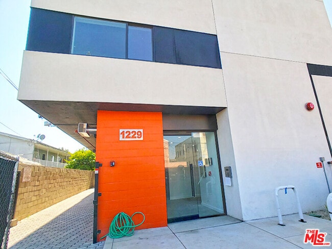Building Photo - 1229 S Kingsley Dr