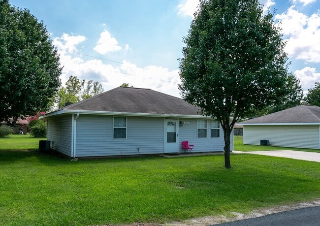 Building Photo - Nice 2 bedroom, 1 bath house