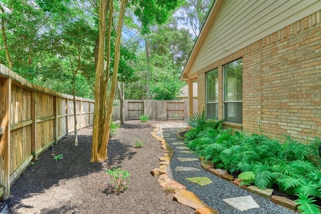 Building Photo - 118 Robindale Cir