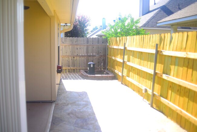 Building Photo - 122 Palisade Ln