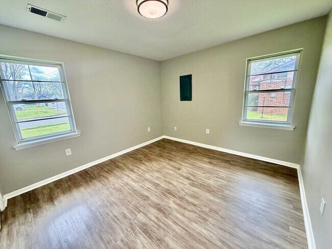 Building Photo - Comfortable 3-Bed Home with Fenced Backyard