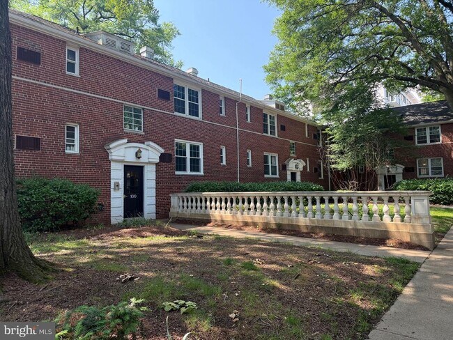 Building Photo - 100 N George Mason Dr