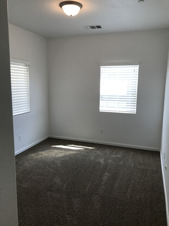 Building Photo - 3 bed 2 bath home for rent