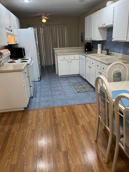 Building Photo - 455 S Delaware Dr