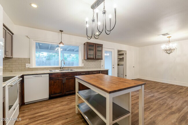 Building Photo - 3521 W Detroit St