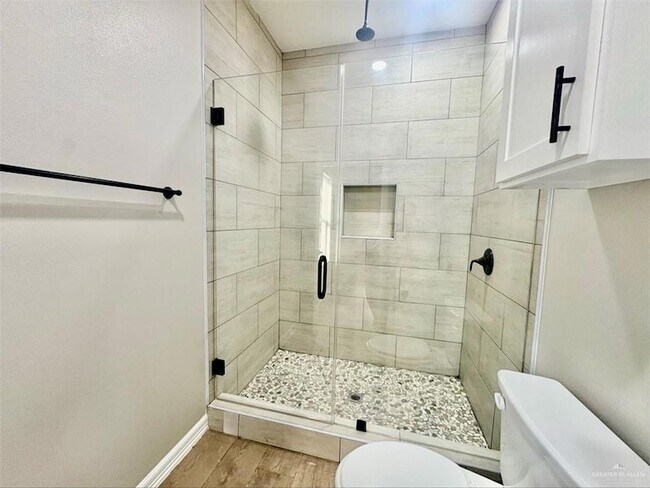 Building Photo - 913 E 13th St