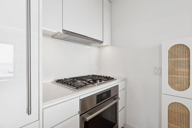 Building Photo - 99 Hudson St