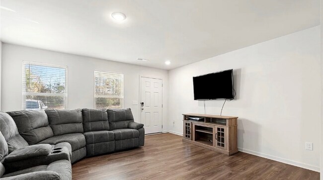 Building Photo - 127 Villa Ln