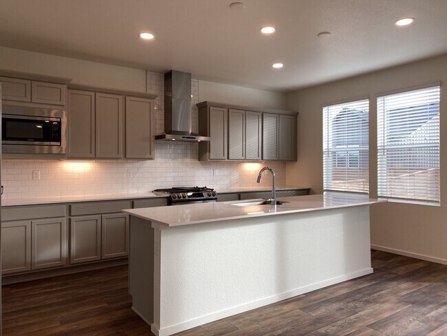 Building Photo - Exquisite 3 Bed 2.5 Bath Single Family Home