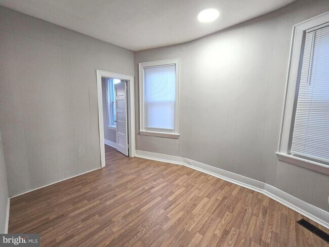 Building Photo - 5825 Ashland Ave