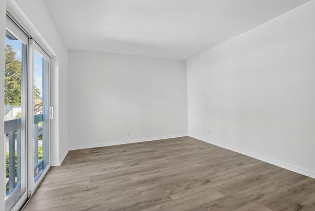 Building Photo - 1010 NE 8th Ave