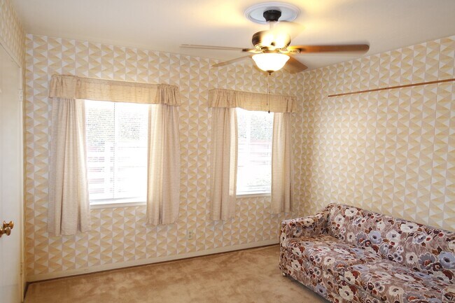 Building Photo - Willow Glen House with Spacious Yard