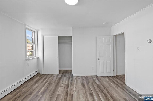 Building Photo - 676 Chestnut St