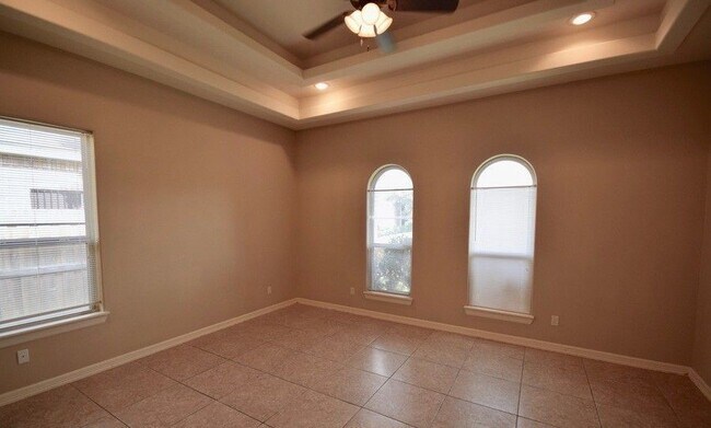 Building Photo - 1919 W Ventura Dr