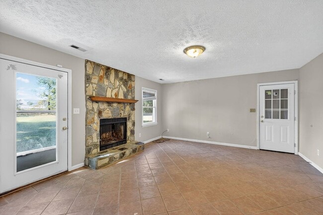 Building Photo - 1040 Rim Rd