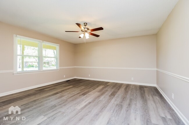 Building Photo - 907 Briar Ct