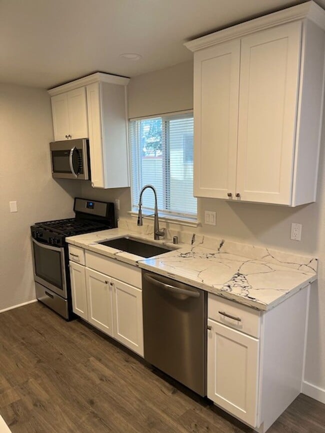 Building Photo - Nice remodeled studio in prime location