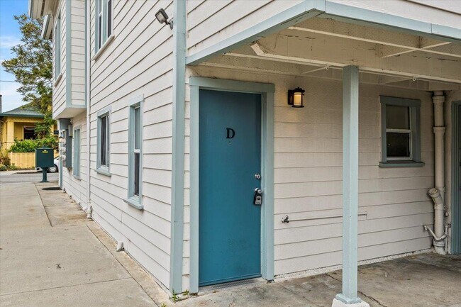 Building Photo - Updated 1 bed / 1 bath, conveniently located on the Westside, near the beach, UCSC & downtown