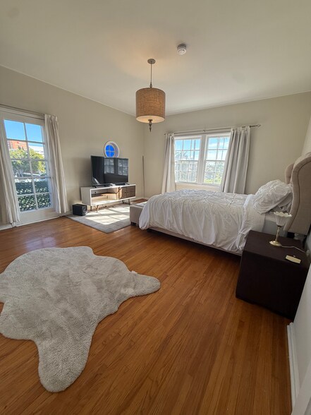 Building Photo - 439 S Sherbourne Dr