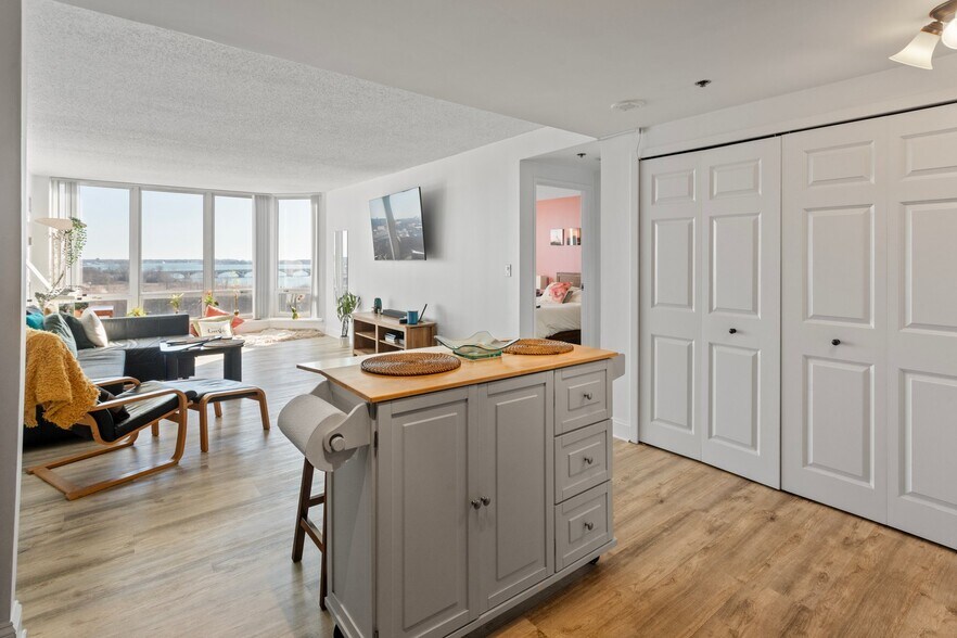 Building Photo - 250 E Harbortown Dr