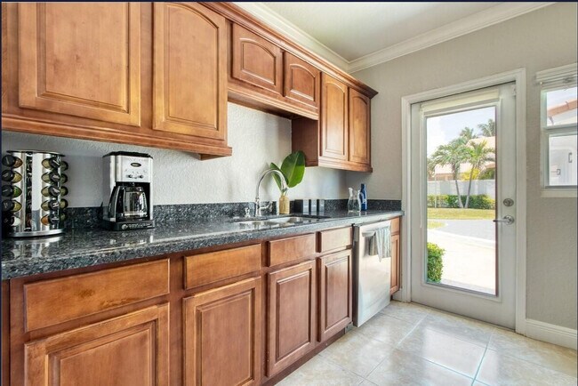 Building Photo - 1501 N Fort Lauderdale Beach Blvd