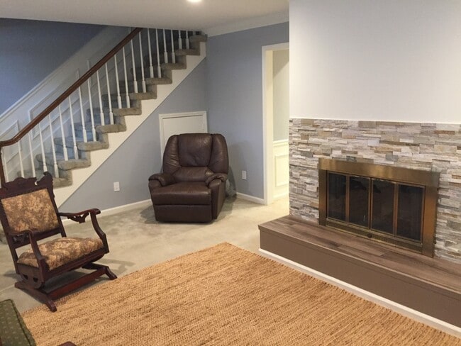 Building Photo - Gorgeous Updated 2BR 3BA Town house