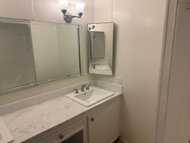 Building Photo - Charming 2BD/2BA Home in Sought-After Camarillo Springs Community!