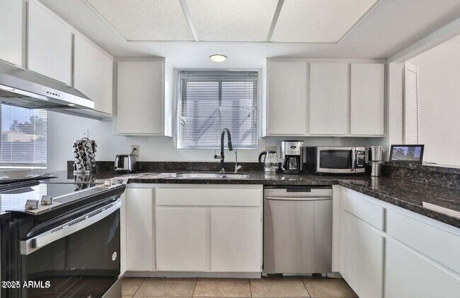 Building Photo - 10421 E Silvertree Dr