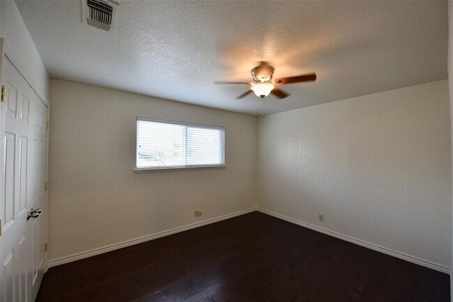 Building Photo - 113 Rhonda Dr