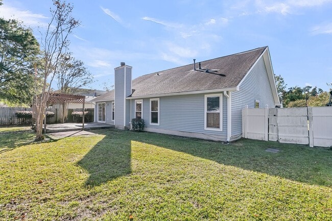 Building Photo - Completely Refreshed 3 Bedroom 2 Bathroom ...