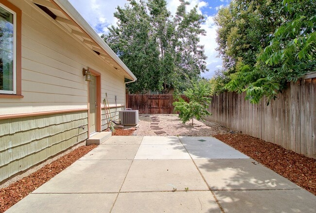 Building Photo - Available Soon! Beautiful house in the Ave's