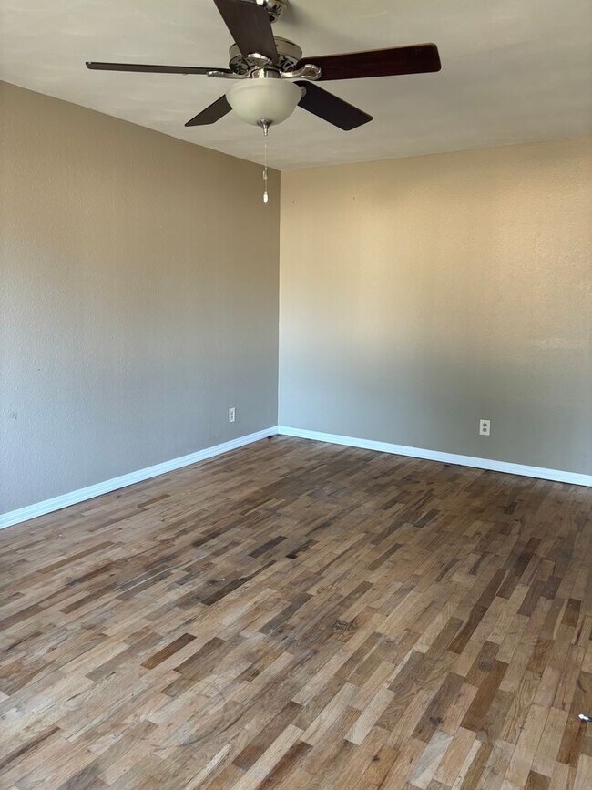 Building Photo - Excellent location! Close to Berryhill Par...