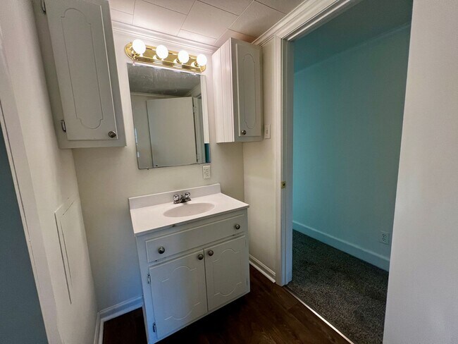 Building Photo - Inviting 3 Bed, 2 Bath Ranch