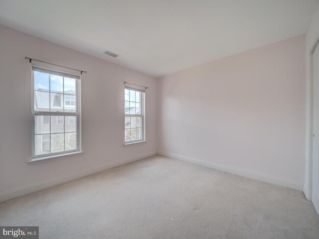 Building Photo - 113 Lake Cook Dr
