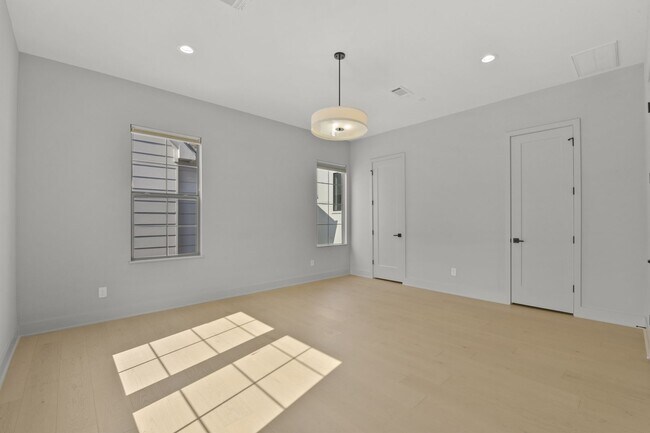 Building Photo - Exclusive Montrose Residence W/ High-End D...