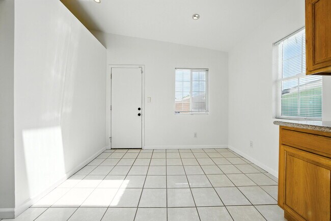 Building Photo - 5530 Laverne Ave