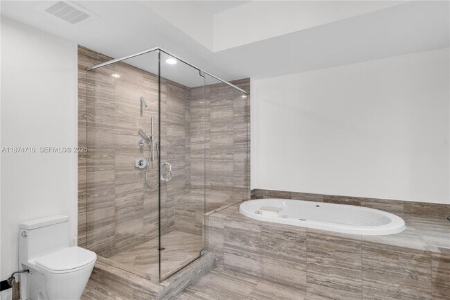 Building Photo - 15811 Collins Ave